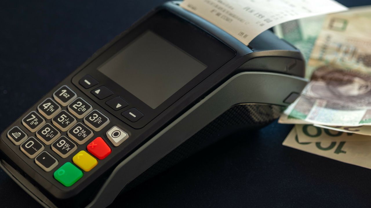 "Drukować potwierdzenie?" Wielu Polaków popełnia ten błąd na zakupach, można potem żałować