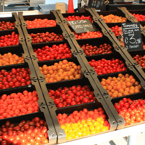 Pourywane szypułki pomidorów w sklepie.png
