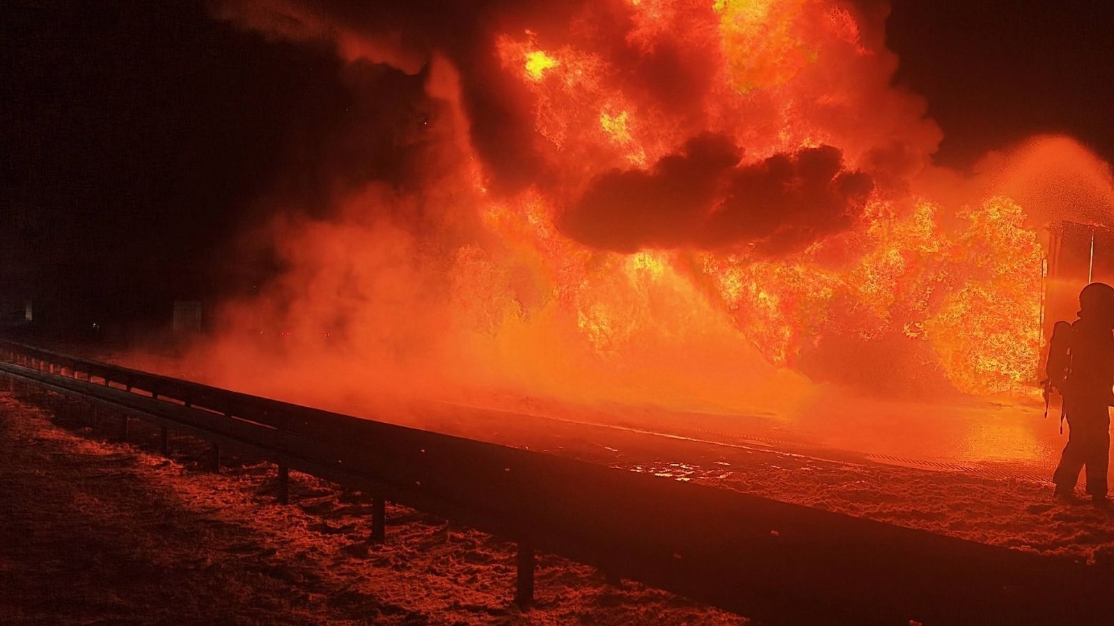 Wielki pożar na A2! Możliwe skażenie środowiska. Wstrząsające nagranie
