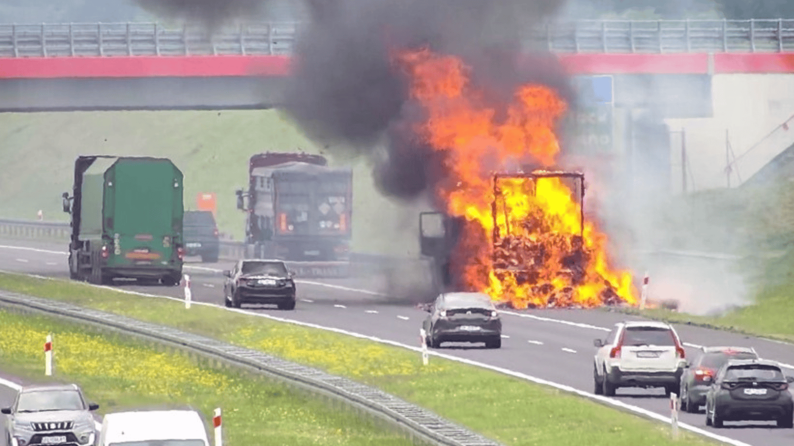 Droga jest zablokowana, strażacy walczą z ogniem. Na autostradzie A1 płonie ciężarówka