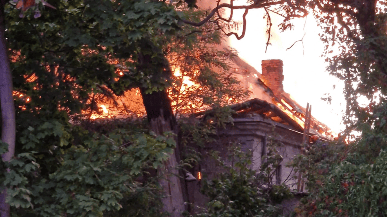 Pożar w Warszawie, nad miastem kłęby czarnego dymu. Trwa akcja służb