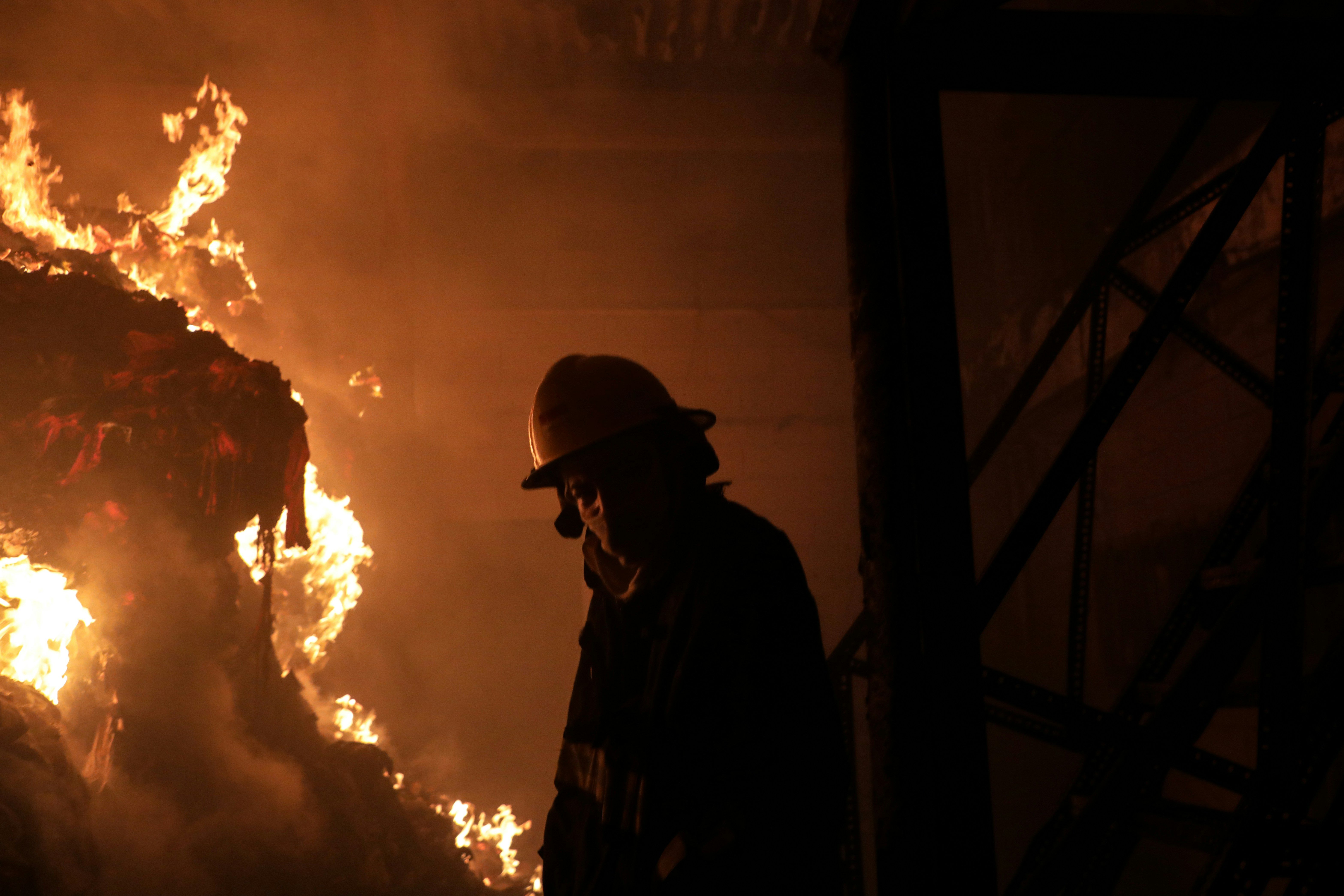 Płonie potężne przedsiębiorstwo w Szczecinie. Strażacy walczą z żywiołem
