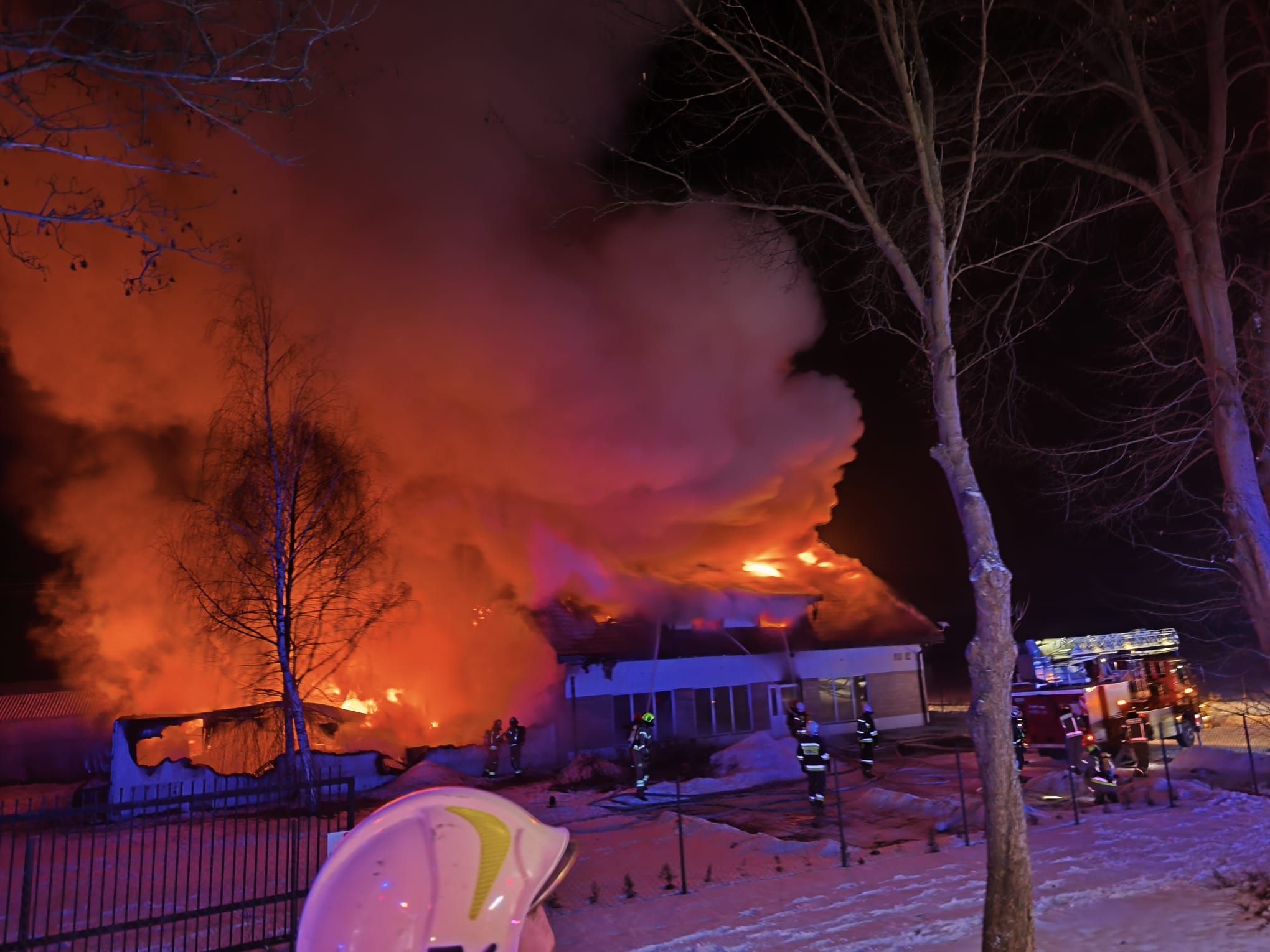 Czerwone jęzory płomieni było widać z daleka. Ogromny pożar objął cały budynek. Strażacy w akcji