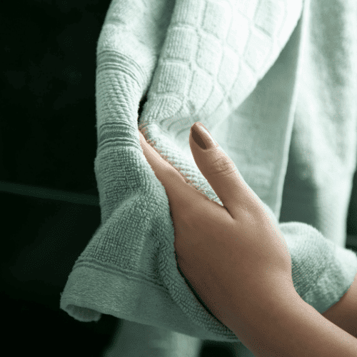 Zawsze wlewam 2 łyżki do prania. Ręczniki wychodzą miękkie jak aksamit, bez grama octu i sody