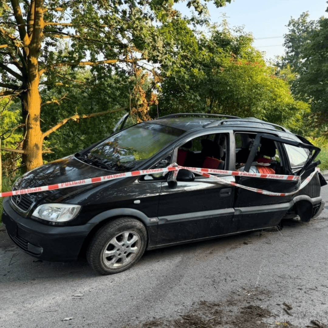 Wypadek w Brzeszczach. Nieletni bez prawa jazdy wjechał autem w drzewo. Są ranni