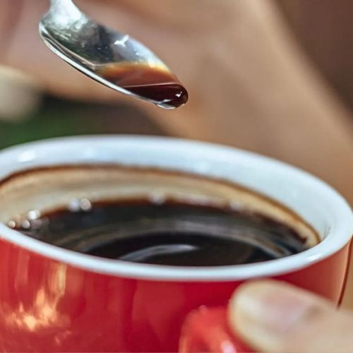  Najgorszy dodatek do kawy. Niszczy serce i zwiększa ryzyko udaru