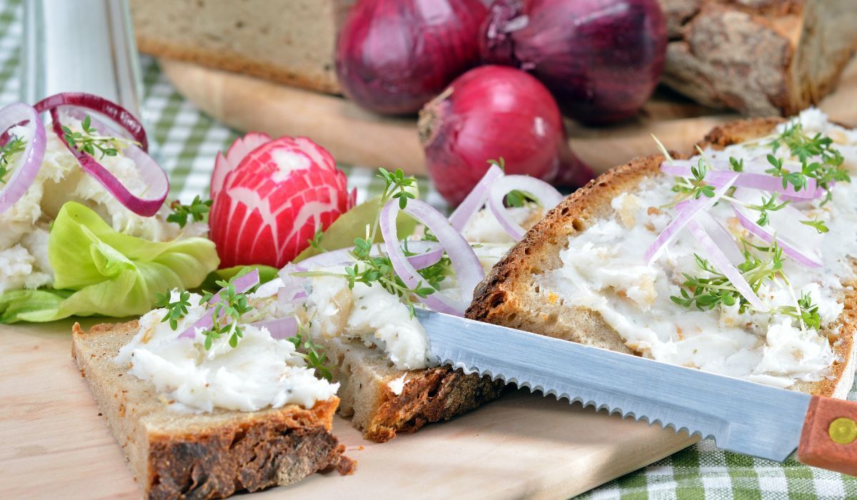 Seniorzy jedzą na potęgę, a uszkadza wątrobę i serce. Prowadzi do zawału