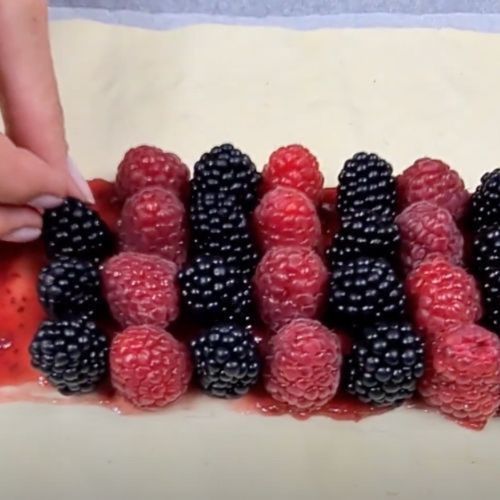 Układam owoce na cieście francuskim. Deser jak z najlepszych cukierni