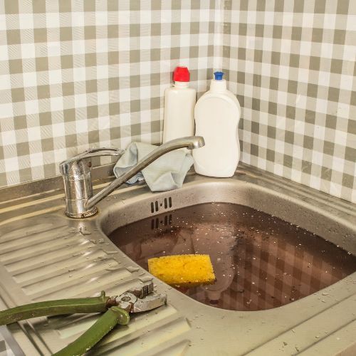 Jak odetkać zlew domowym sposobem? Wystarczą 3 produkty z kuchni