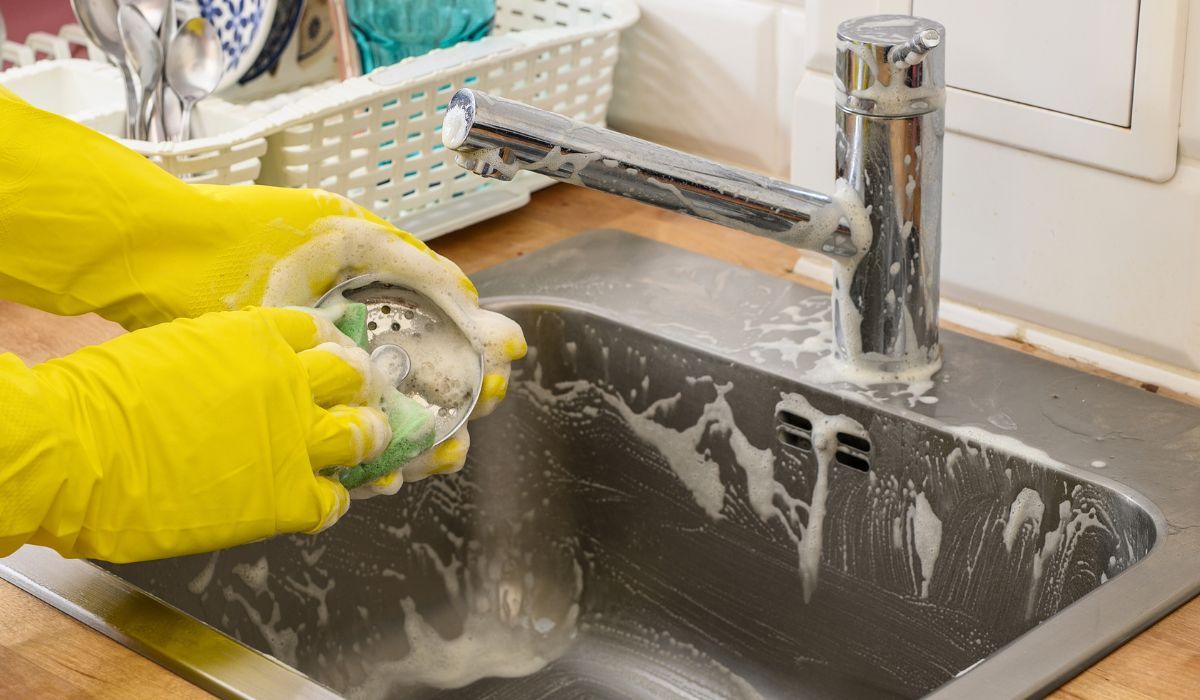 Po prostu rozsyp w zlewie. Brzydki zapach zniknie błyskawicznie