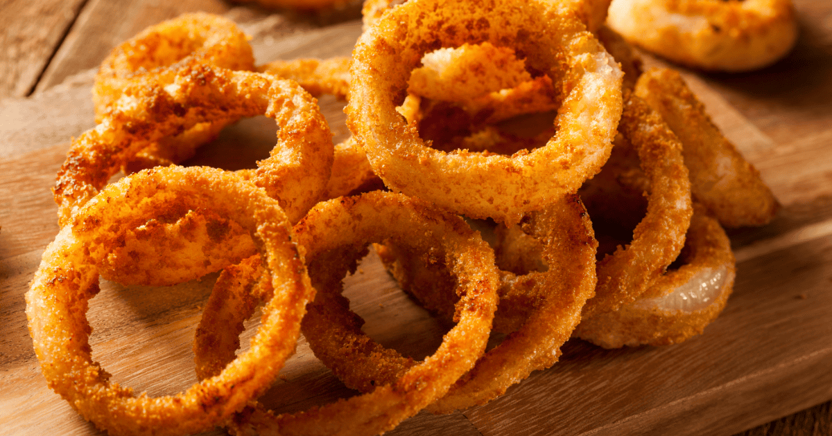 Biorę cebulę i kilka składników – chrupiące onion rings idealne na Sylwestra