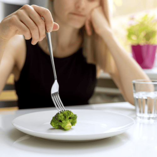 Chcą być zdrowi, jedzą tylko to, co dla nich najlepsze... i w efekcie mają poważne problemy ze zdrowiem. Ekspertka o ortoreksji