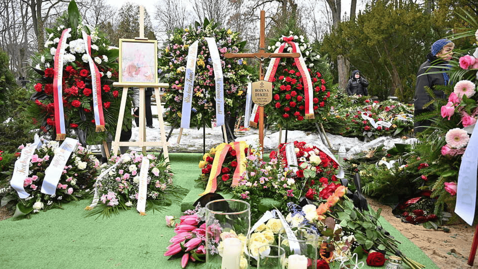 Tak rodzina i najbliżsi pożegnali Bożenę Dykiel. Napis na wieńcu wyciska wszystkie łzy z oczu
