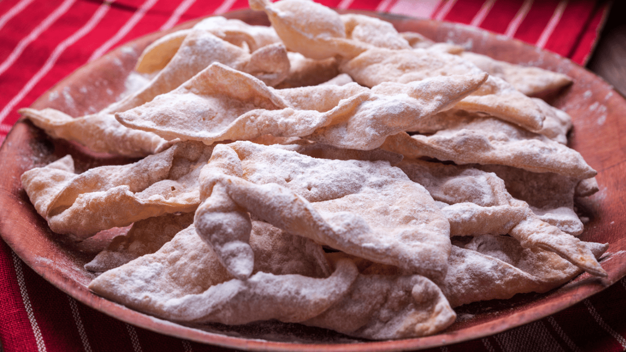 Przedwojenny przepis na faworki to murowany hit. Sekretny składnik zaskoczy choćby babcie