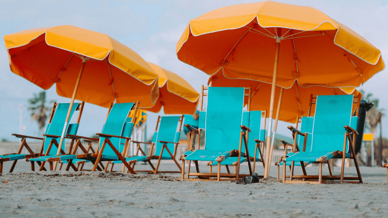 Leżaki na plaży