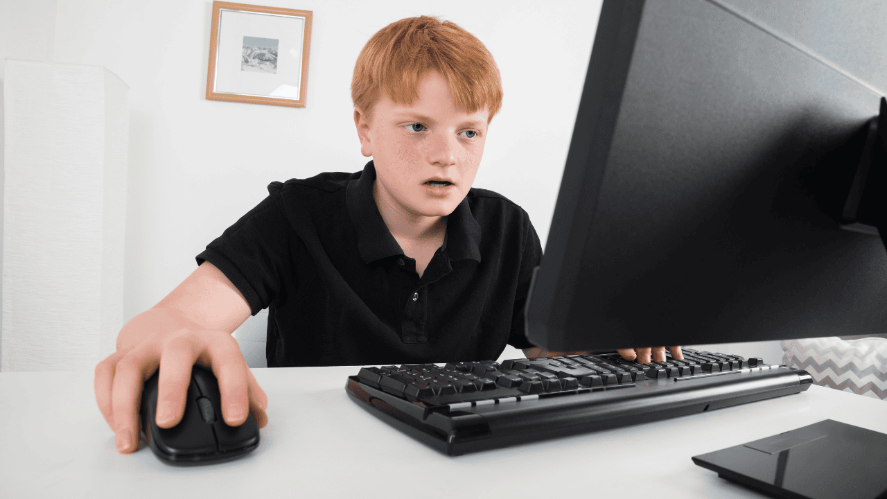 dziecko przy komputerze 