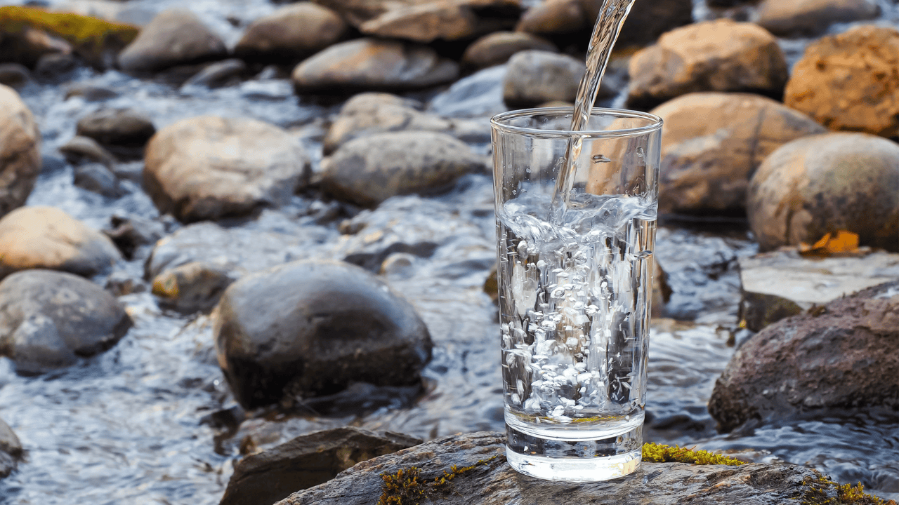 Woda mineralna czy źródlana - którą lepiej pić i dlaczego? To warto wiedzieć