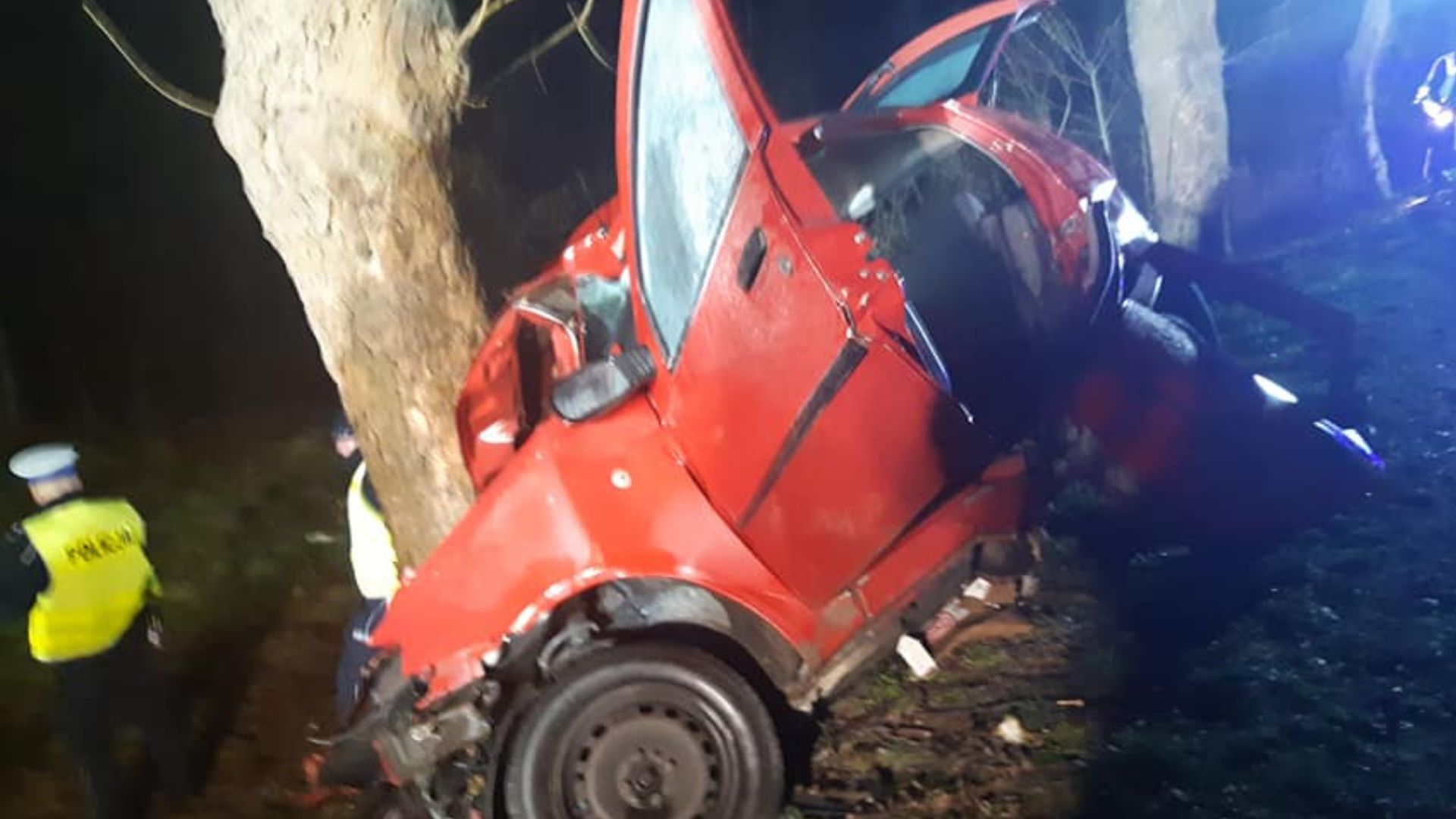 wypadek auto drzewo policjant