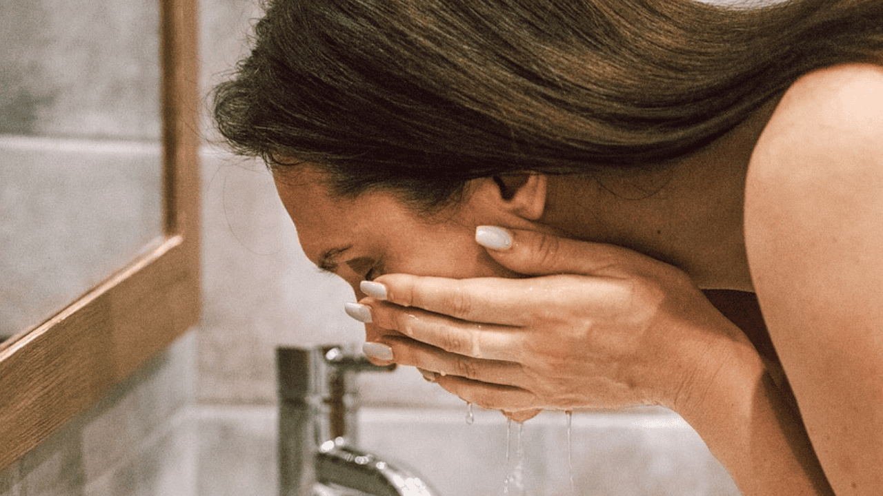 Kobieta myje twarz