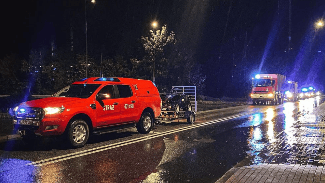 Zostawili auta i ruszyli do walki z żywiołem. Przykre, co ich spotkało, skandal na całą Polskę