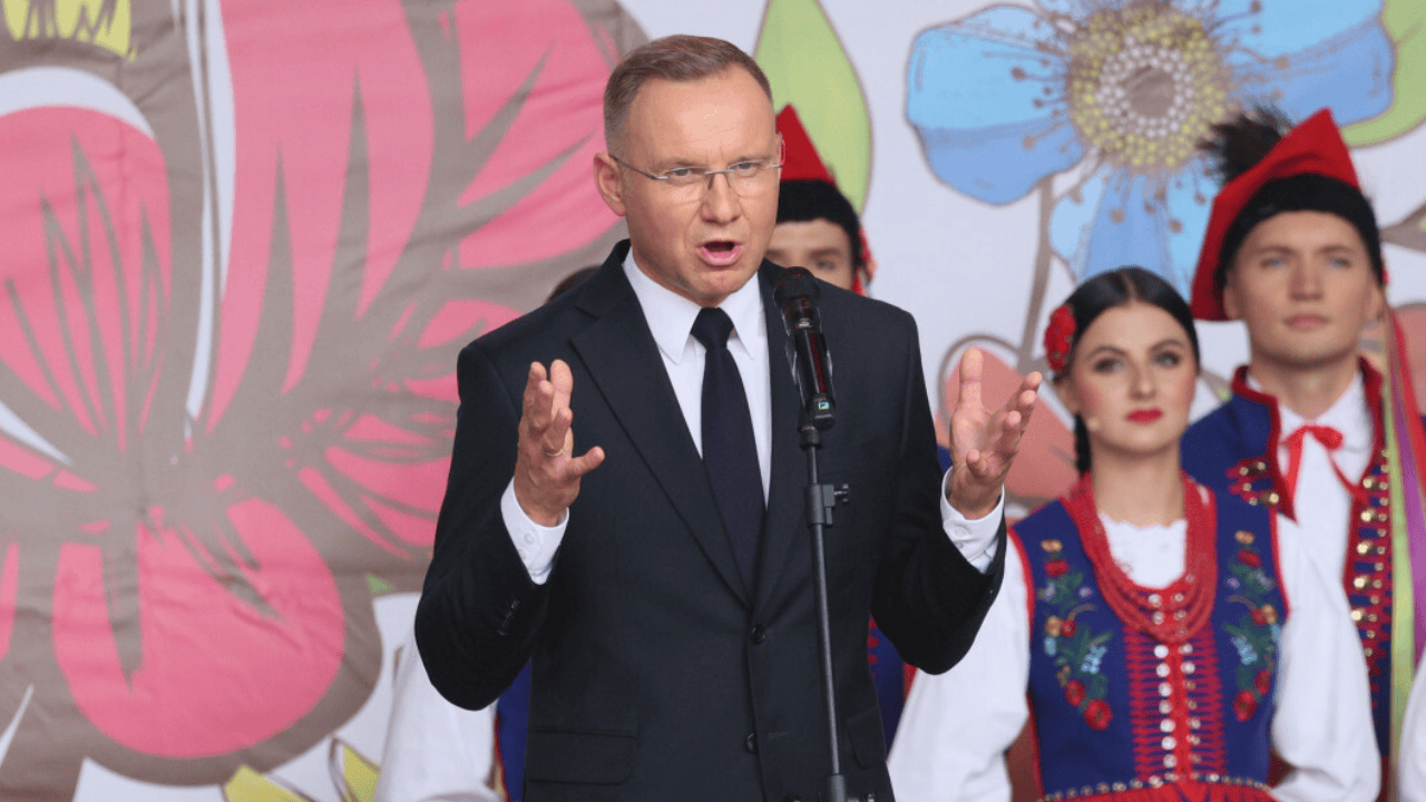 Smerf Narciarz w ogniu krytyki. Tak tłumaczy się ze swoich ruchów podczas powodzi