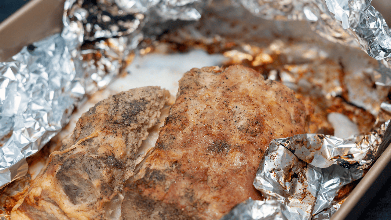 Nie owijaj tych produktów folią aluminiową. Rujnujesz swoje zdrowie