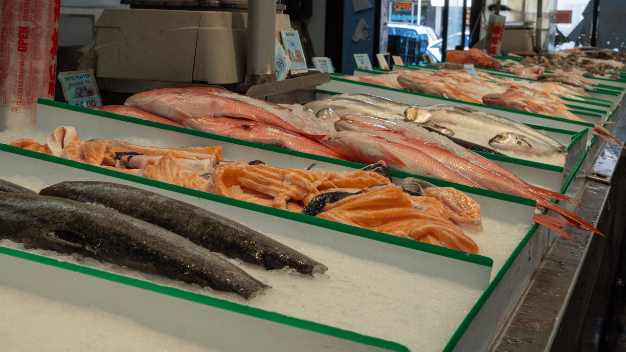 Kupisz ją w Biedronce. "Złotobrzucha" to zdrowa ryba "dla leniwych"