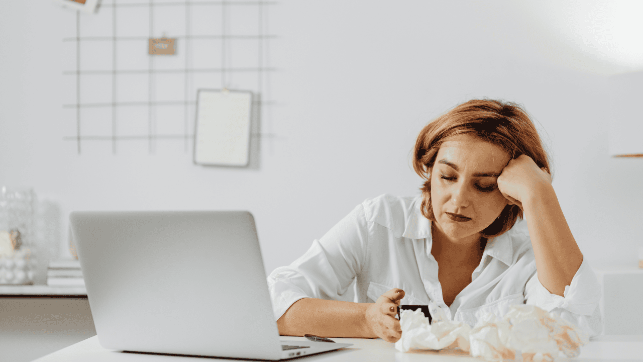 6 zachowań, które wzbudzają podejrzenia na L4. Czego unikać podczas zwolnienia?