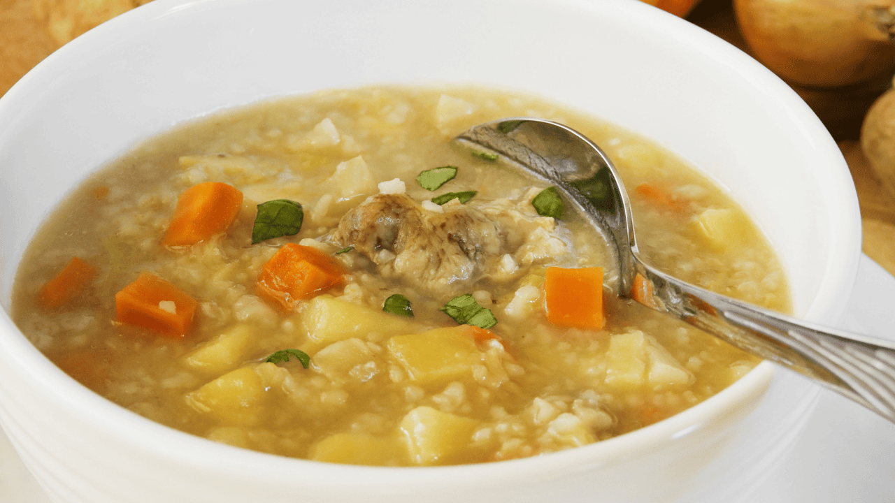 W PRL-u nikt nie chciał jeść. Dziś z przytupem wraca na stoły