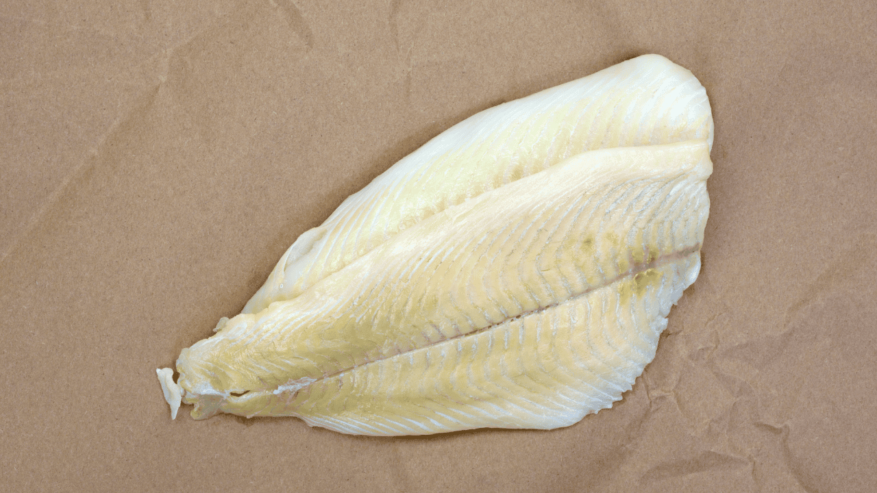 Ta ryba z Biedronki to kopalnia potasu. Warto kupić na obiad