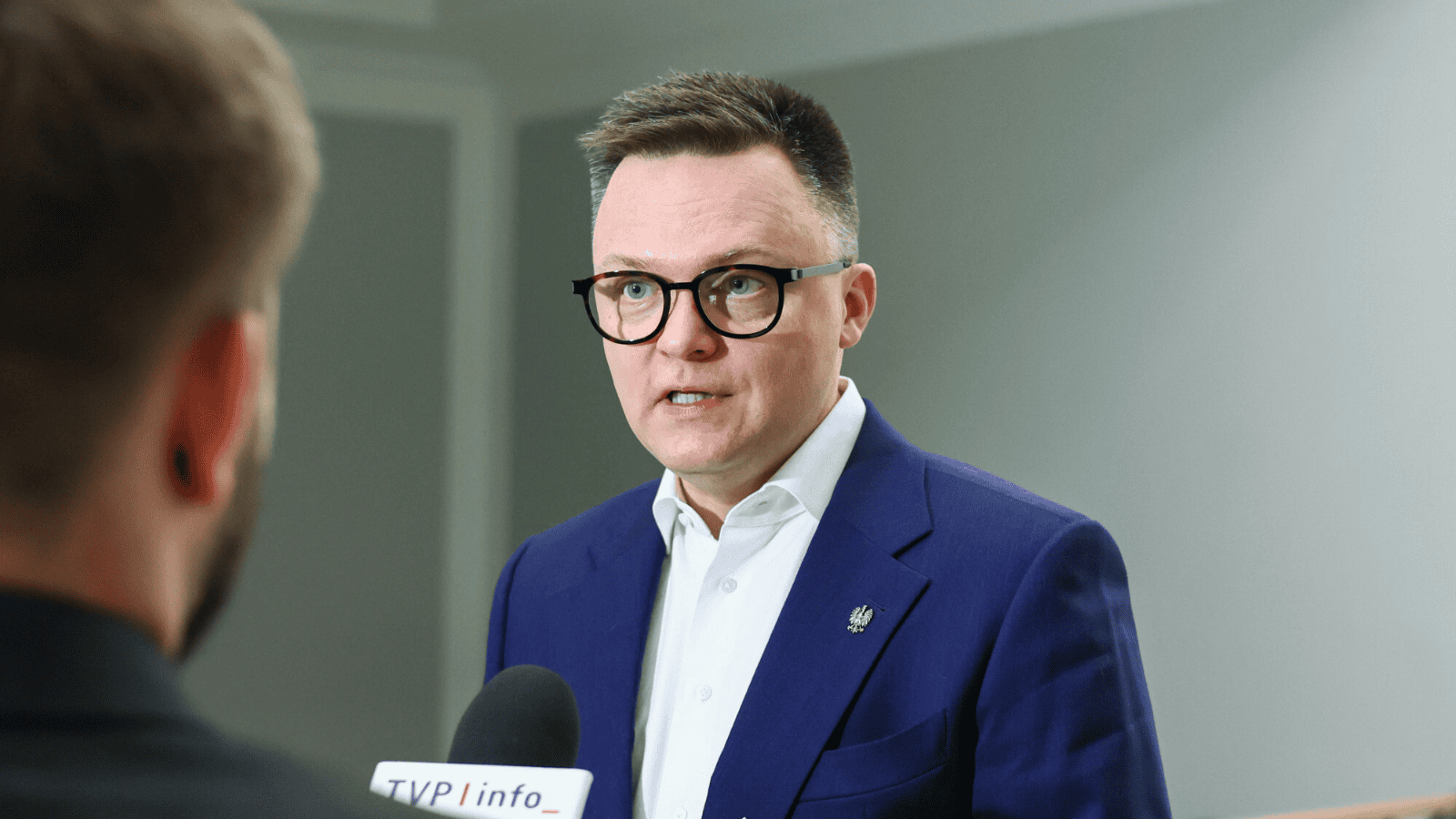 "Hamowanie agresji, stres i antypatia". Ekspert od mowy ciała przeanalizował wystąpienie Hołowni