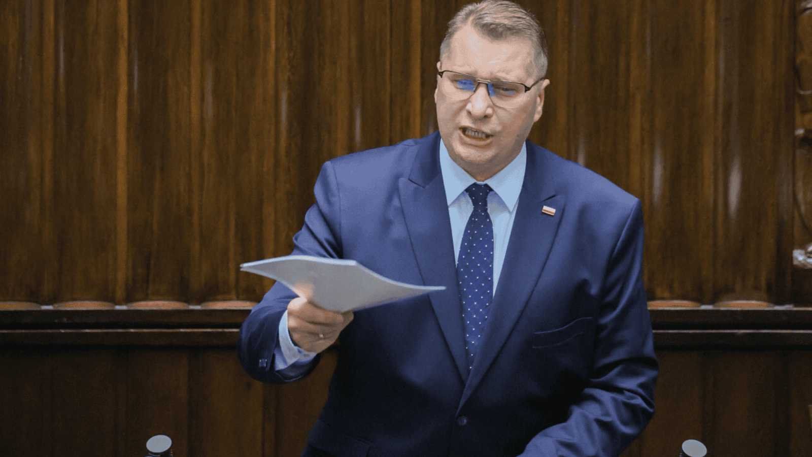 Agresywna taktyka posłów PiS podczas obrad. Krzyki, uderzanie w mównicę i jedno hasło