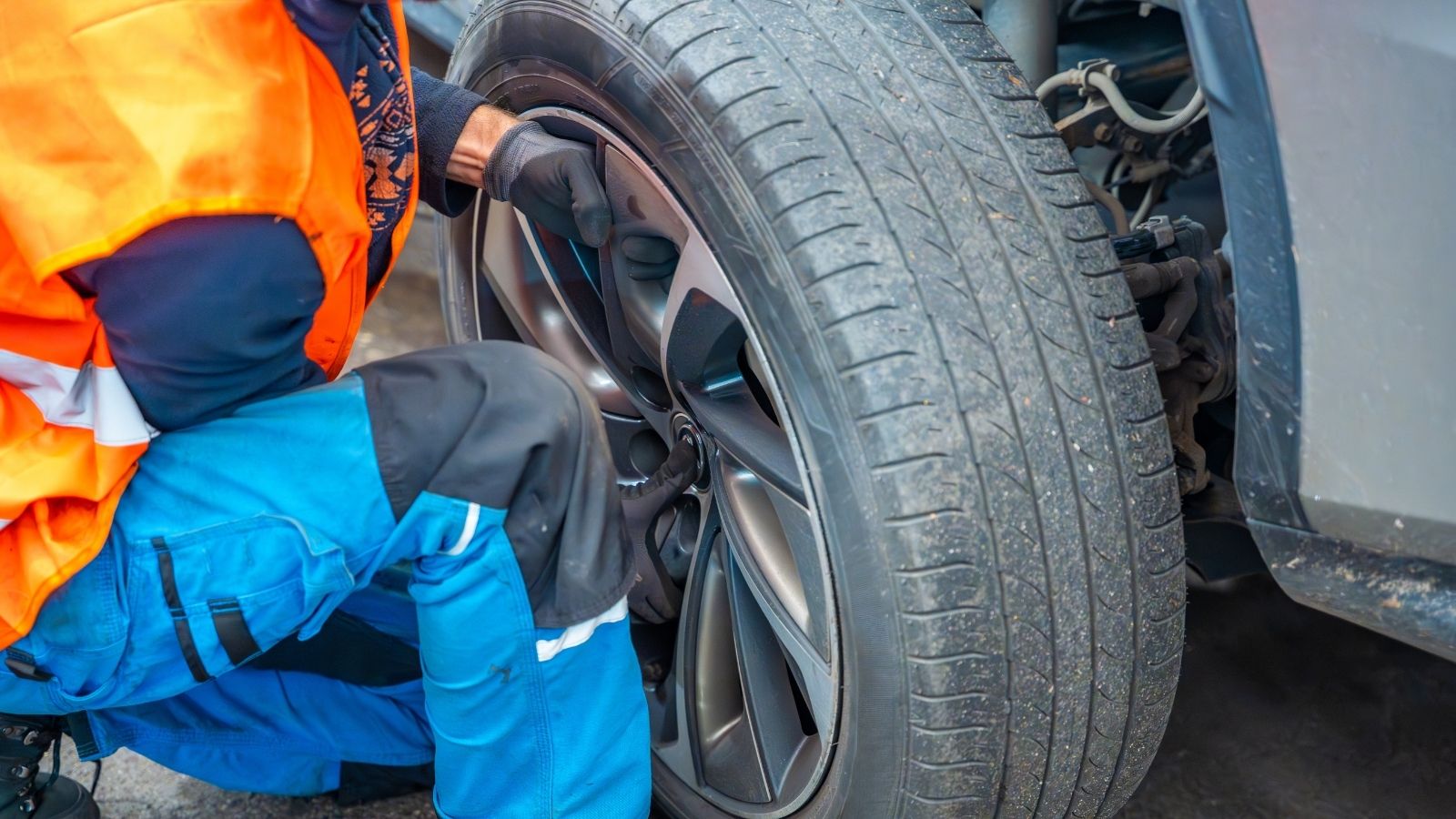 Cennik wymiany opon 2026 z haczykiem. Za ten szczegół mechanik "kasuje" ekstra