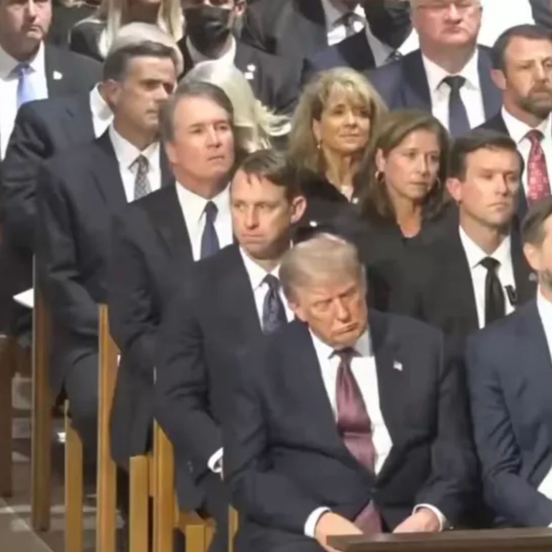 Trump miał to zrobić na pogrzebie senatora. Nagranie obiegło świat. Biały Dom się tłumaczy