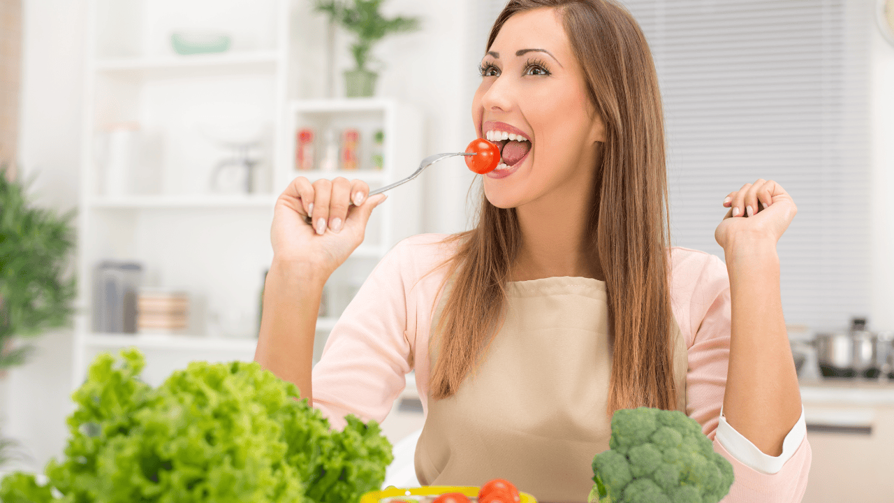 kobieta jedząca warzywa