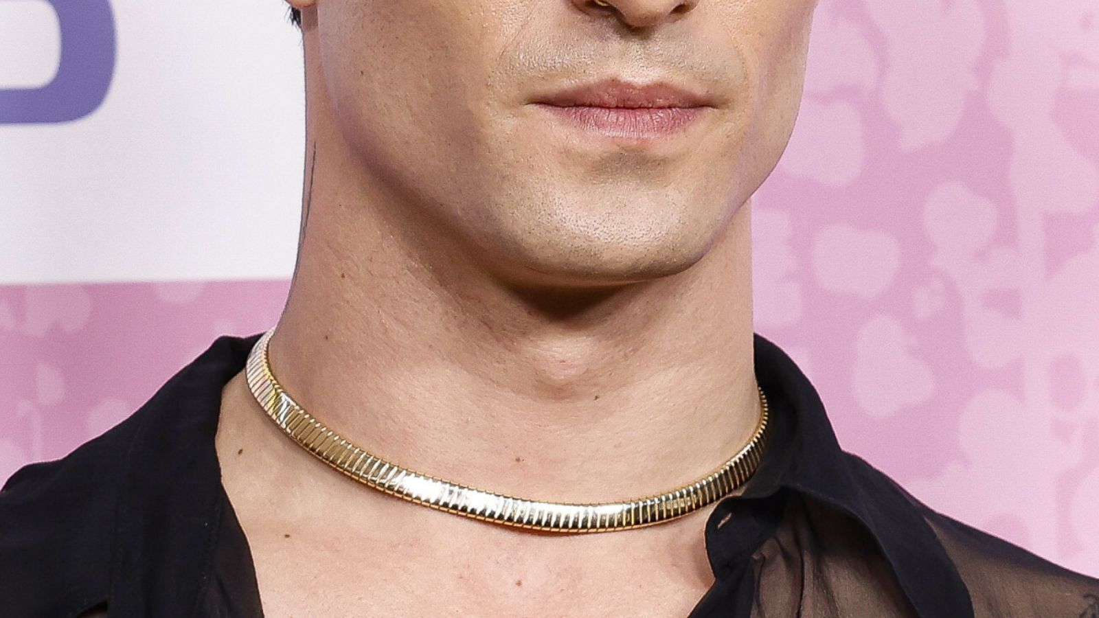 Najprzystojniejszy gwiazdor wszech czasów oświadczył się ukochanej. Pokazała pierścionek