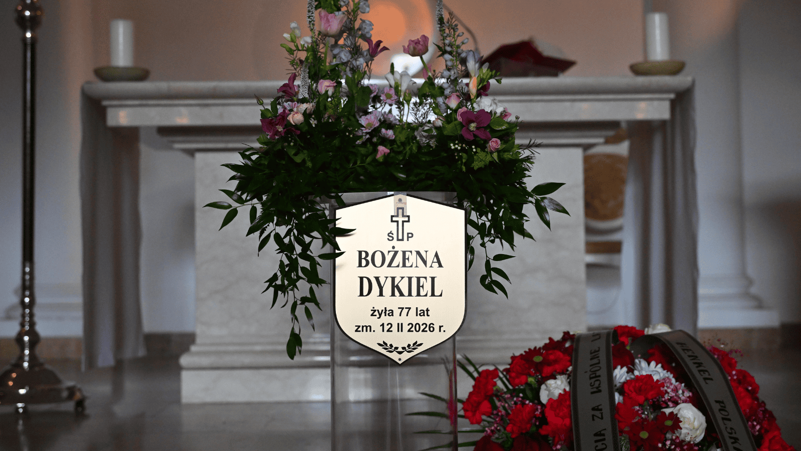 Nie do wiary, co postawiono przy urnie Dykiel. Reakcja ludzi mówi wszystko, łzy same ciekną do oczu