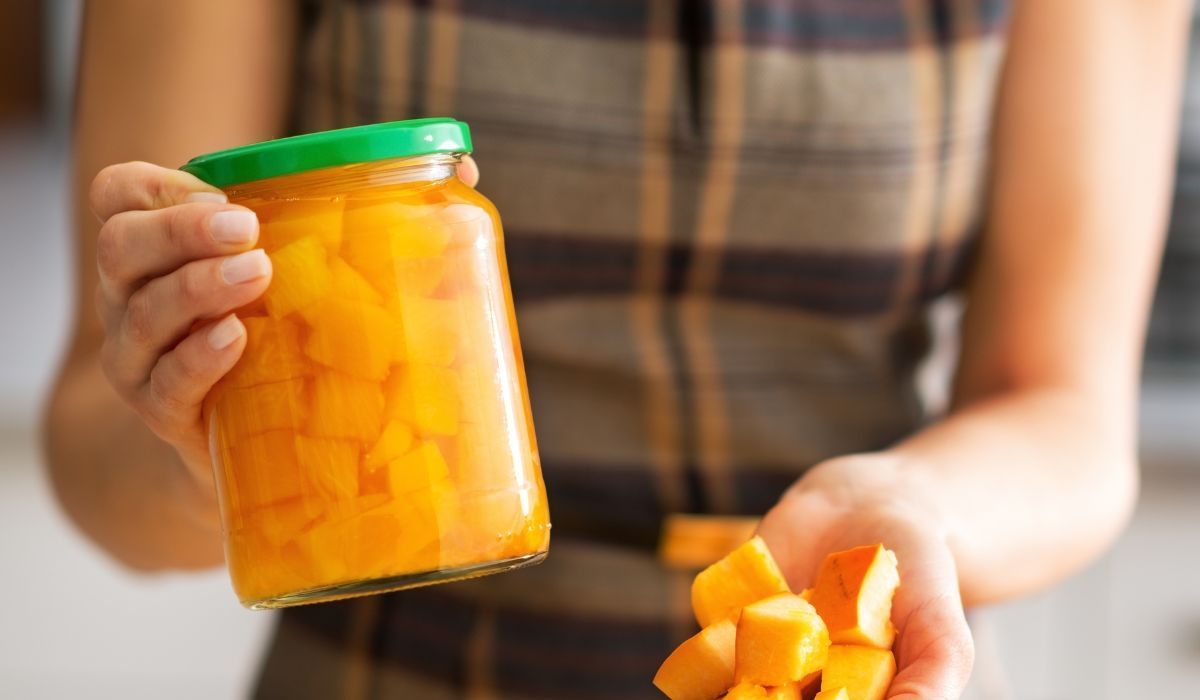 Pakuję do słoika i wlewam tę zalewę. Lepsze niż cukinia i ogórki razem wzięte