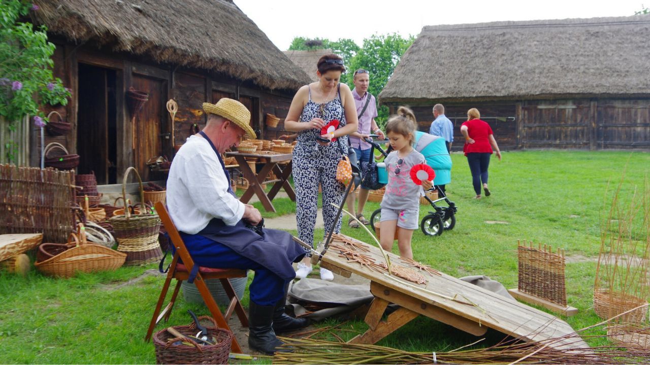 Skanseny i muzeum wsi, które warto odwiedzić z dziećmi. Idealny pomysł na wycieczkę w długi weekend