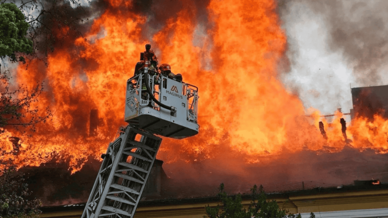 Potężny pożar pod Warszawą, dym widać z wielu kilometrów. W akcji 14 jednostek straży