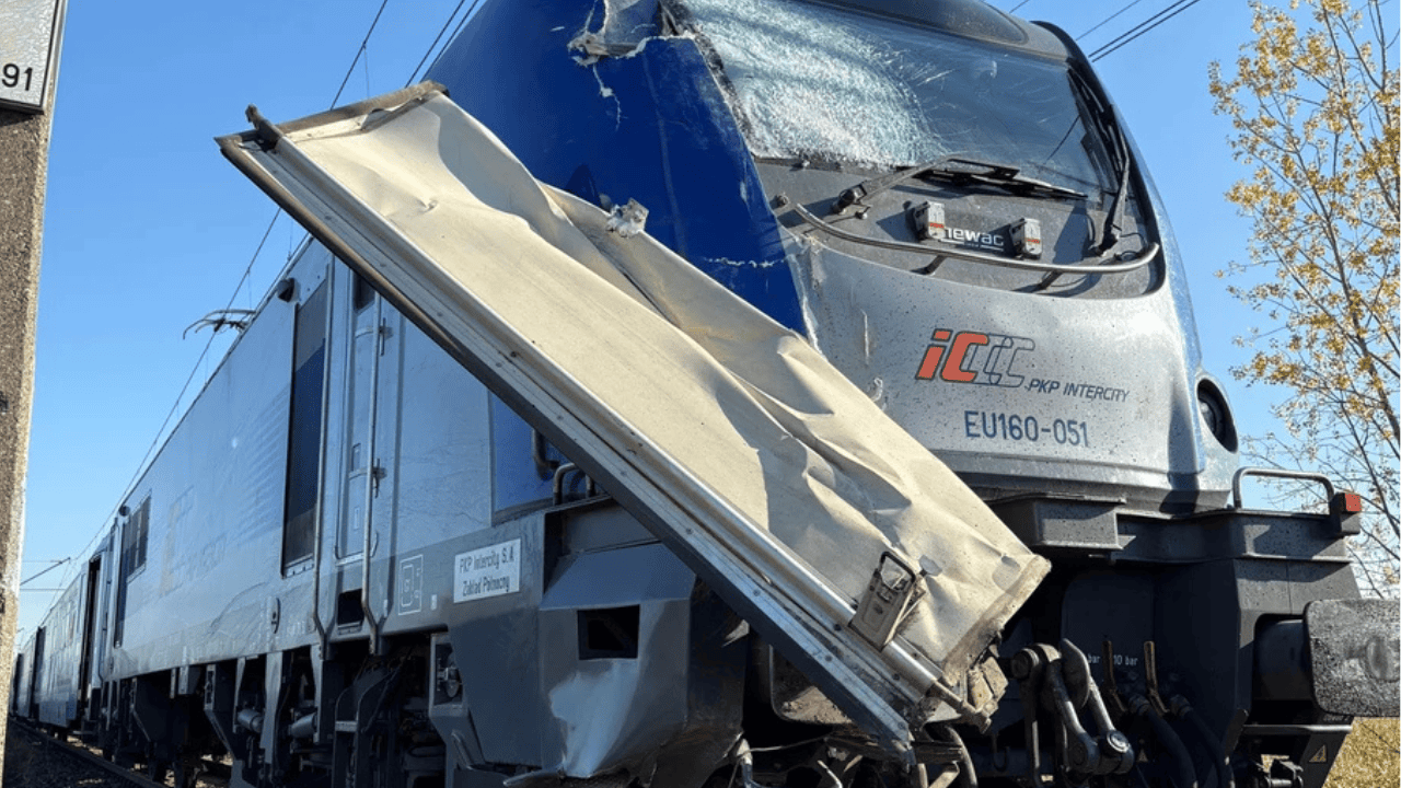 Poważny wypadek na przejeździe kolejowym. Pociąg zderzył się z ciężarówką