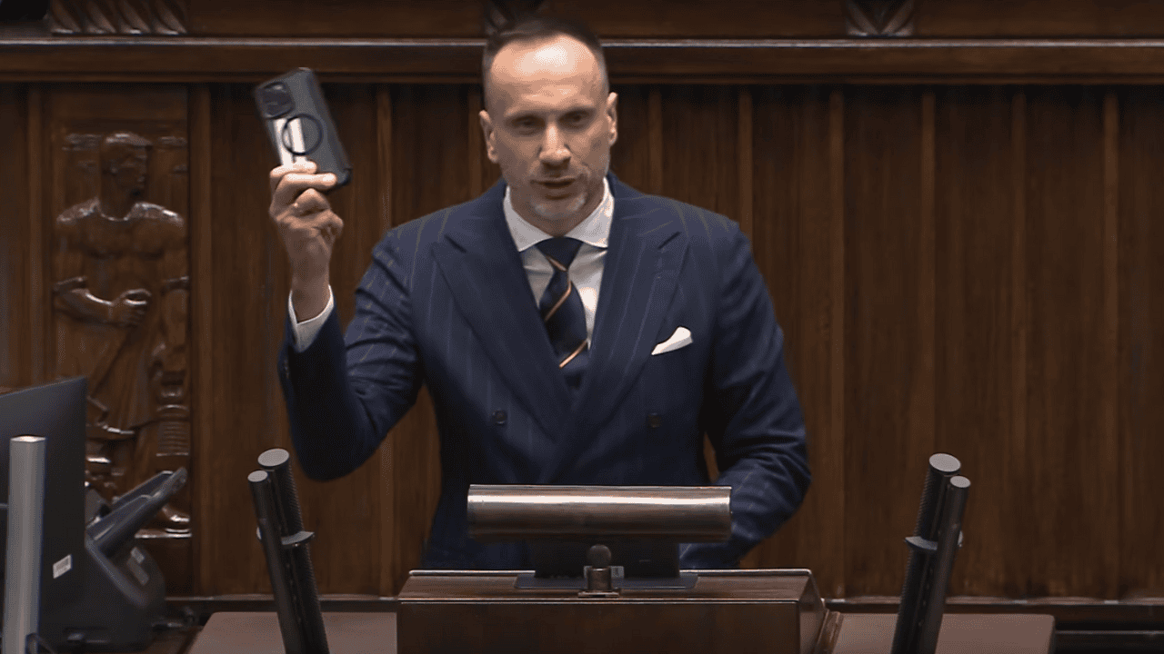 Janusz Kowalski wparował na mównicę i zaczął wymachiwać telefonem. Awantura w Sejmie
