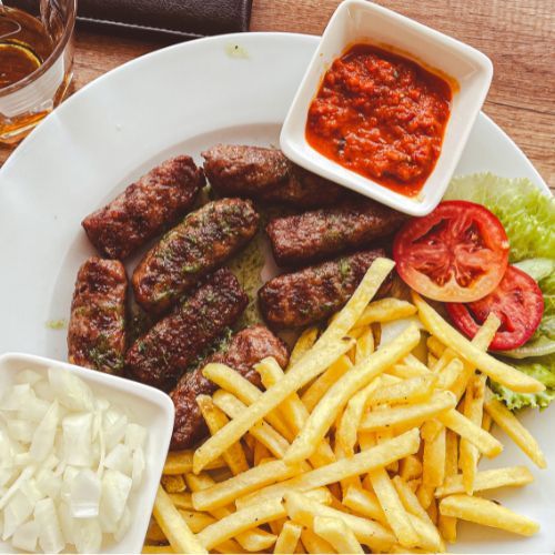 Weź mięso mielone i przyprawy. Klasyka bałkańskiej kuchni