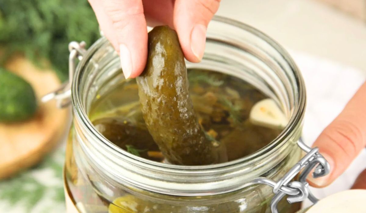 Kroję i dodaję do ogórków. Tymi kiszonkami zajada się cała rodzina