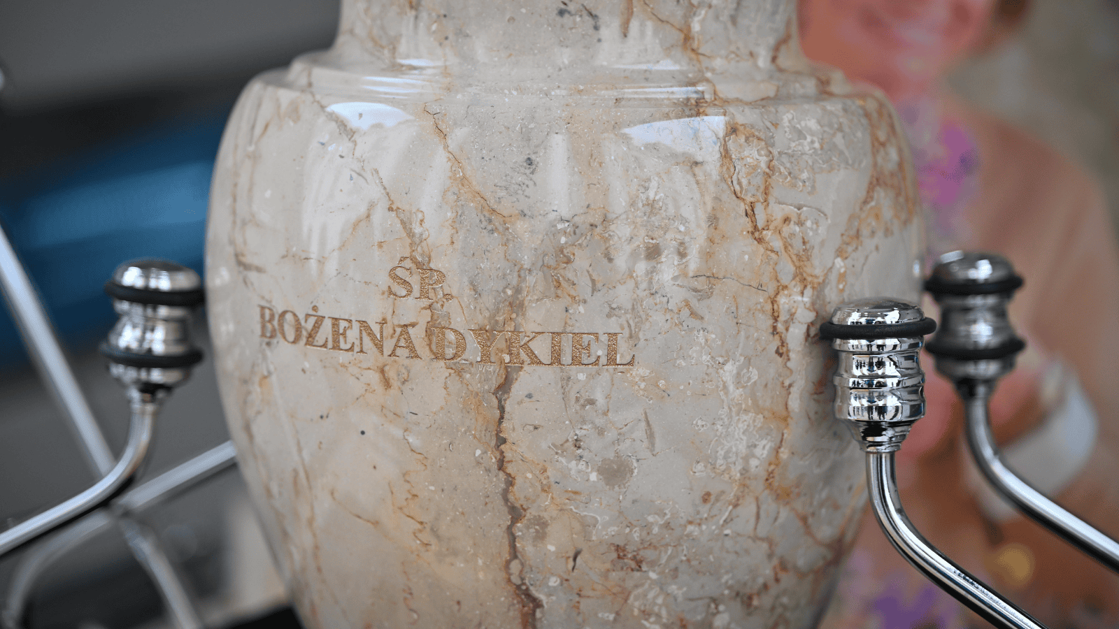 Nie do wiary, co postawiono przy urnie Dykiel. Reakcja ludzi mówi wszystko, łzy same ciekną do oczu