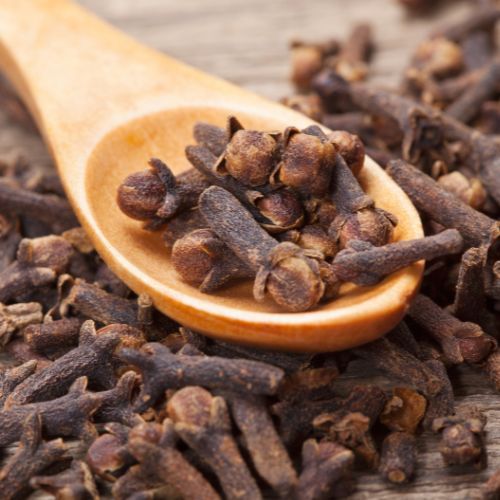 Jak odstraszyć osy? Będą omijać taras szerokim łukiem