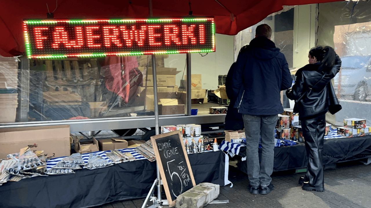 Strefy wolne od fajerwerków. Branża robi co może, byle Polacy nadal strzelali