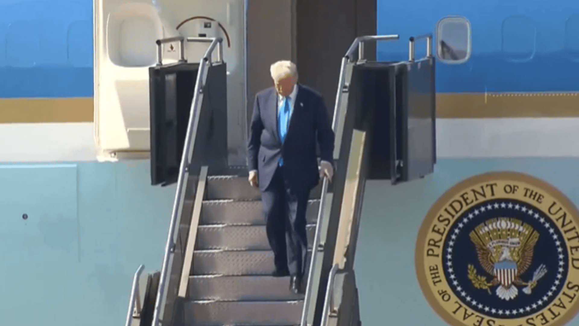 Niepokojące, co wyłapali ludzie, gdy Trump wysiadał z samolotu. Nagranie obiegło sieć