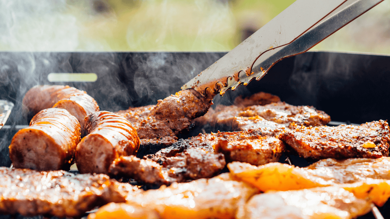 Polacy kupują to mięso kilogramami. Na grillu zmienia się w truciznę