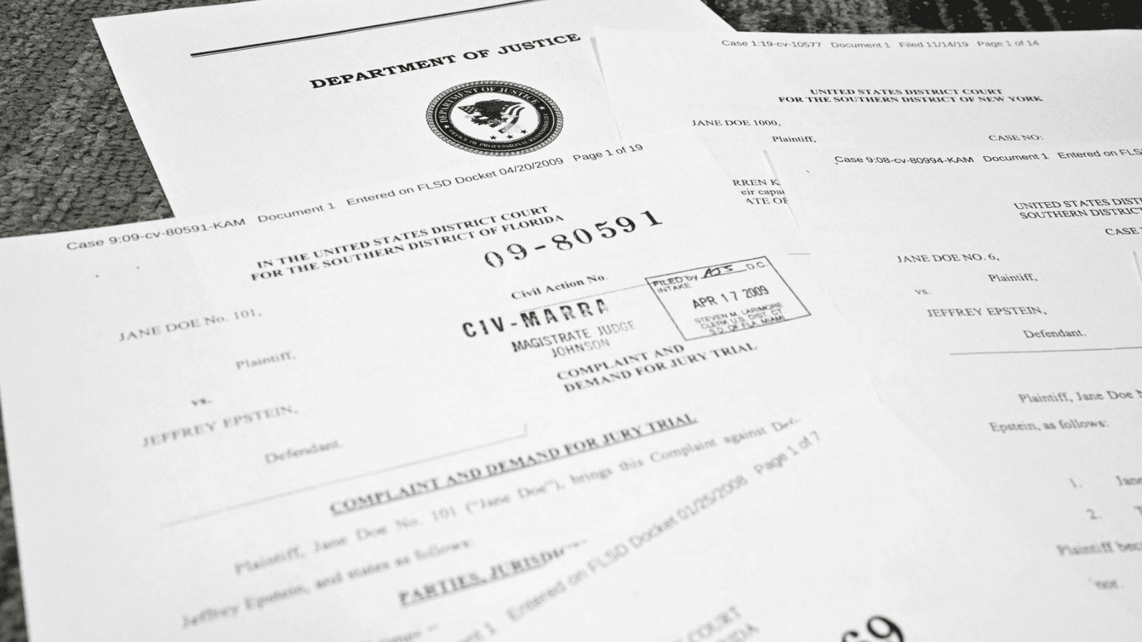 Akta Epsteina zaszkodziły ofiarom? "Ponowna trauma dla ekscytacji czytelników"